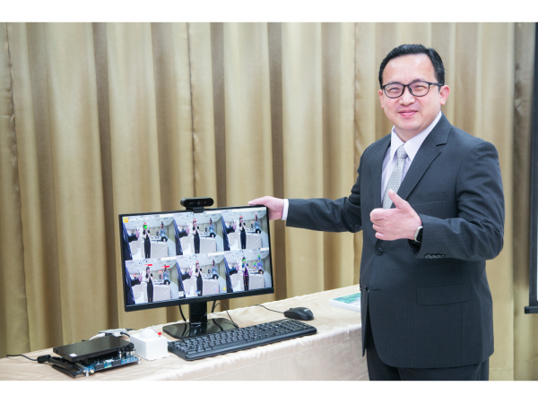 擷發科技(7796)即將在2025年美國消費性電子展（CES）中，首度正式展出與聯發科共同合作的工業級Genio AI物聯網平台與獨家研發的「極速IC設計研發平台」，向市場展現極速ASIC設計與AI創新實力。圖中為董事長楊健盟